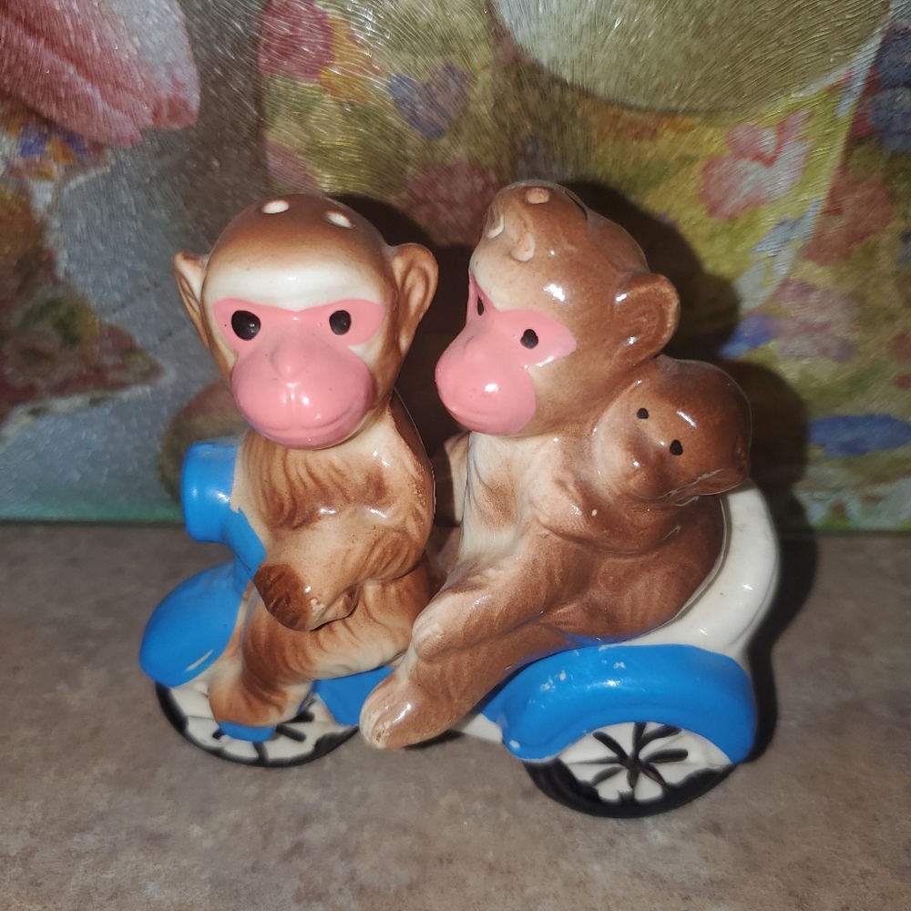 Super Cute Monkey Family  Scooter Ceramin Salt Pepper Shakers Enterprise Canada